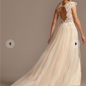 GALINA SIGNATURE
illusion plunge lace appliqued wedding dress IVORY/CASHMERE
